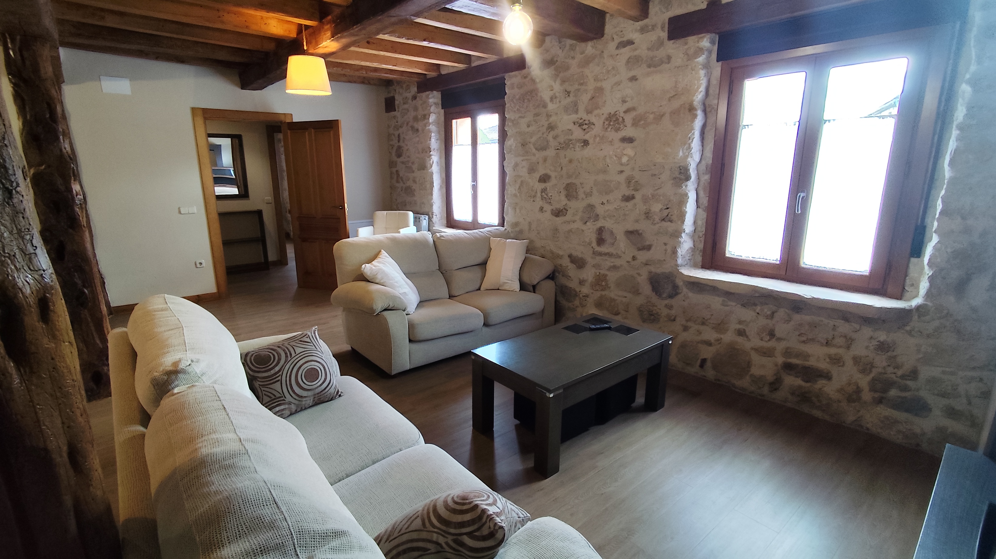 Zona de estar con pared de piedra