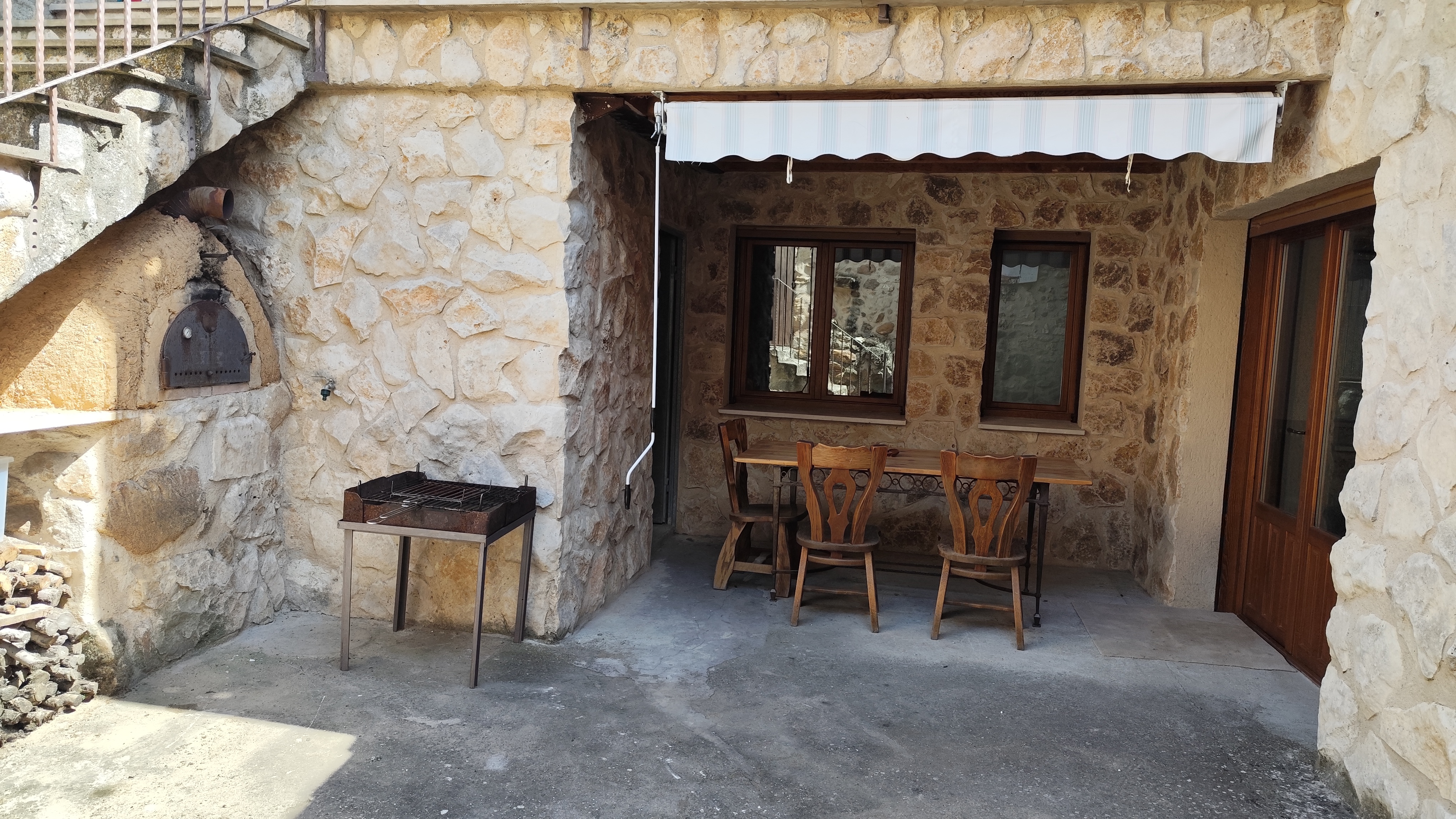 Patio exterior con barbacoa y horno de leña