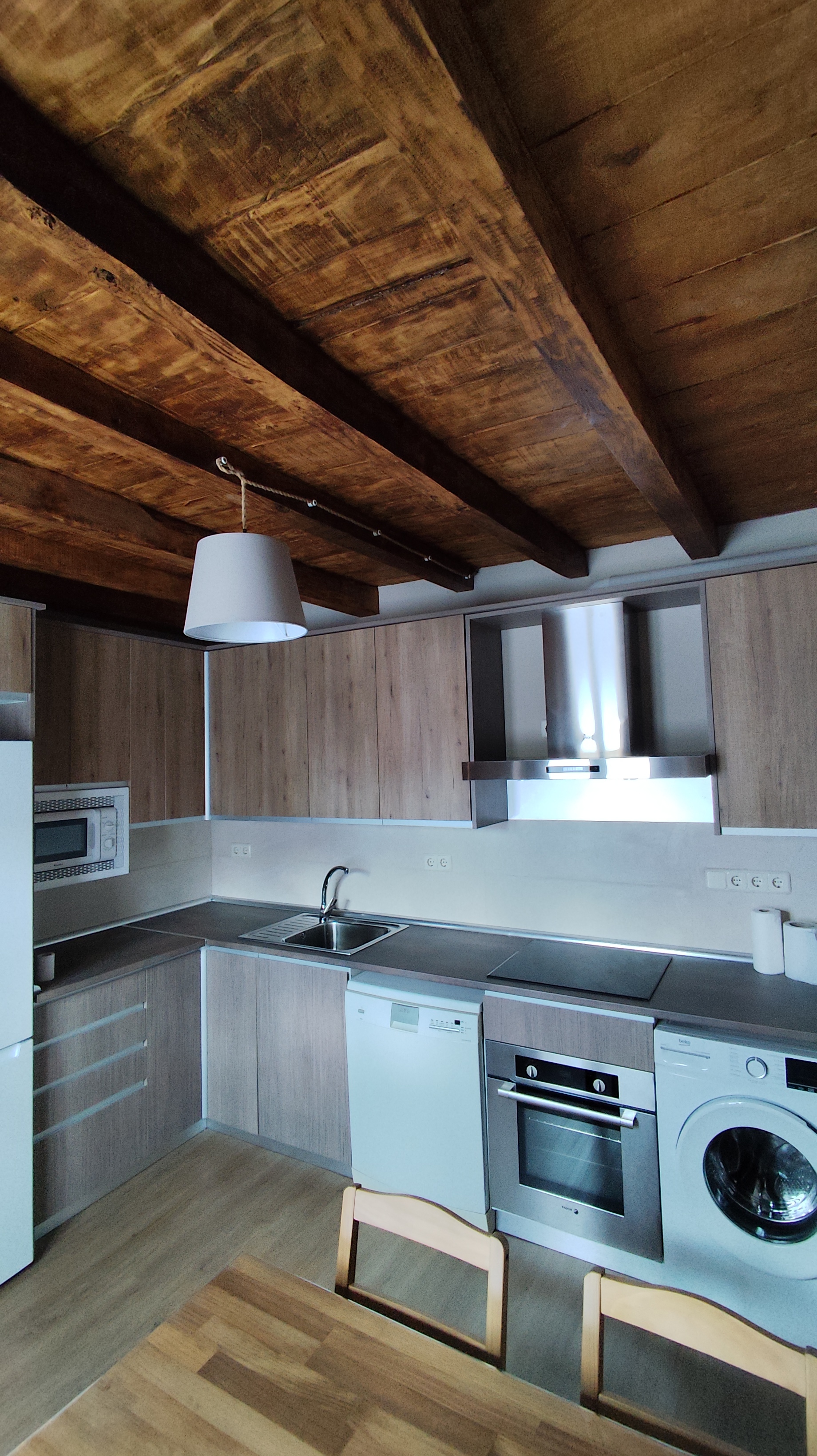 Cocina totalmente equipada con vigas de madera