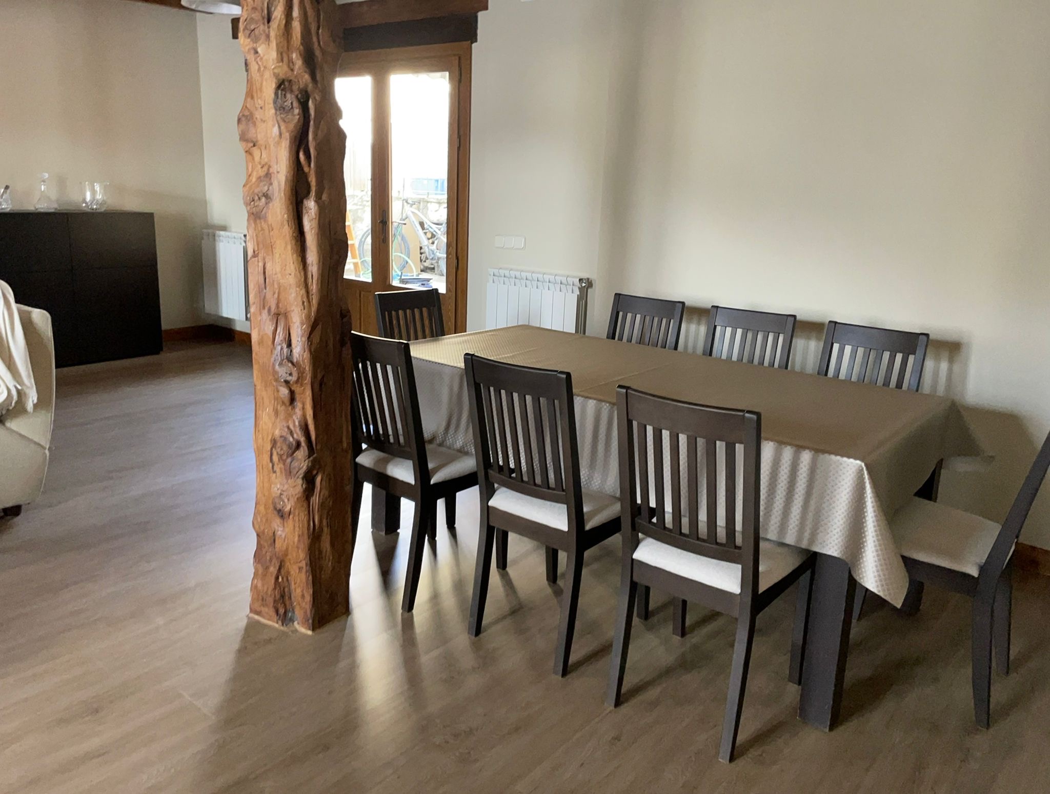 Comedor con columna de madera