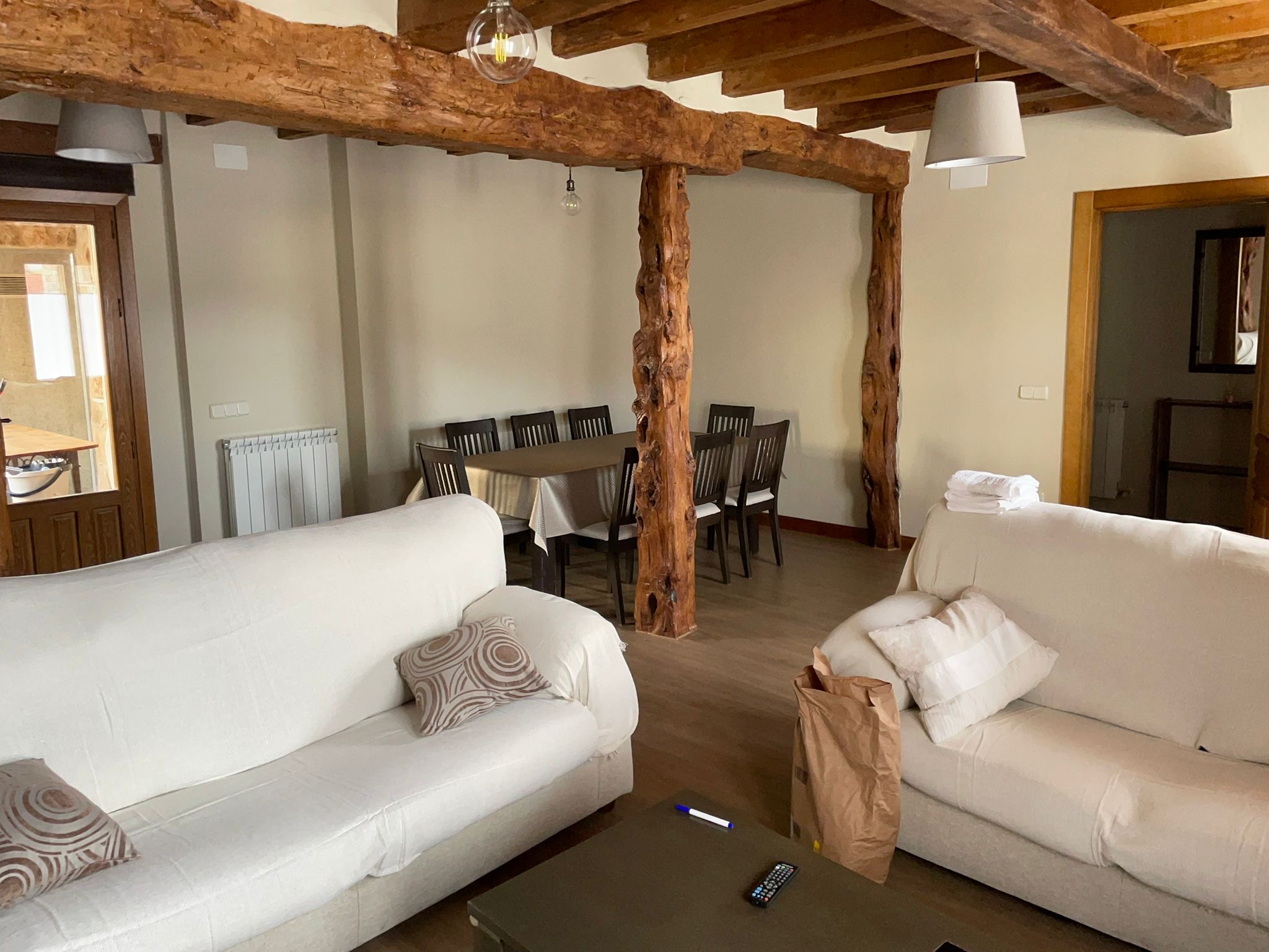 Salón con sofás y vigas